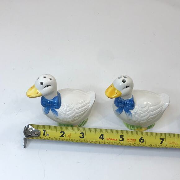 VTG White Geese Ducks Blue Ribbon‎ Salt & Pepper Shaker KMC USA Cottagecore READ - Picture 7 of 9